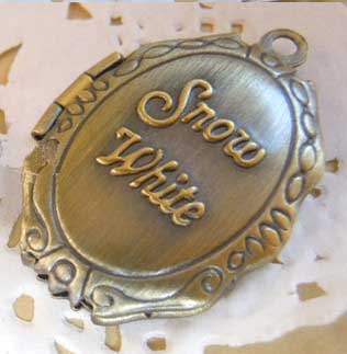 18x25MM Bronze Oval Lockets Snow White(sold in per package of 50pcs)
