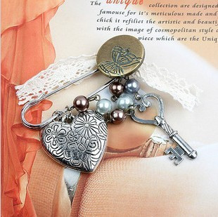 Vintage Heart Key Charms Brooches 