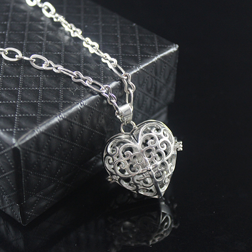 28x25MM Flat Heart Diffuser Locket Necklace